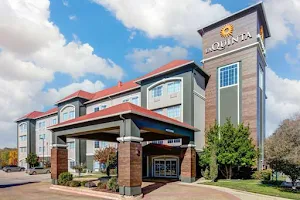 La Quinta Inn & Suites by Wyndham Fort Worth NE Mall image