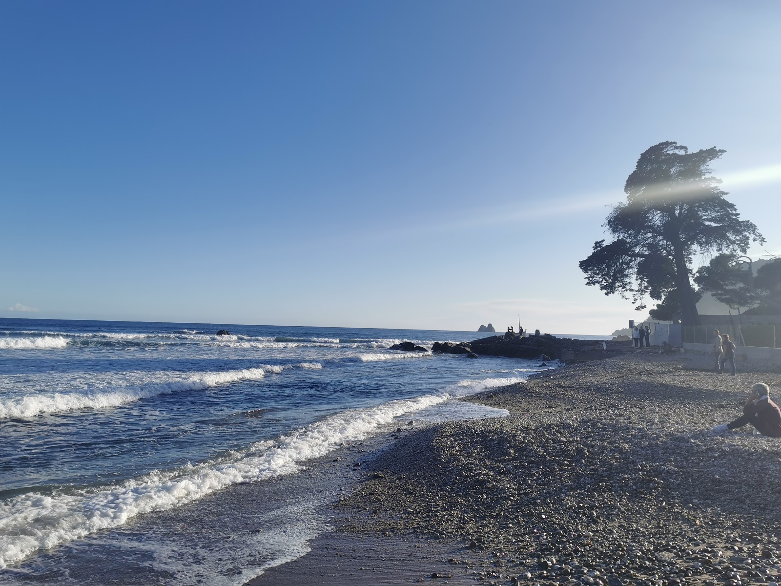 Fotografie cu Plage de la Verne sprijinit de stânci