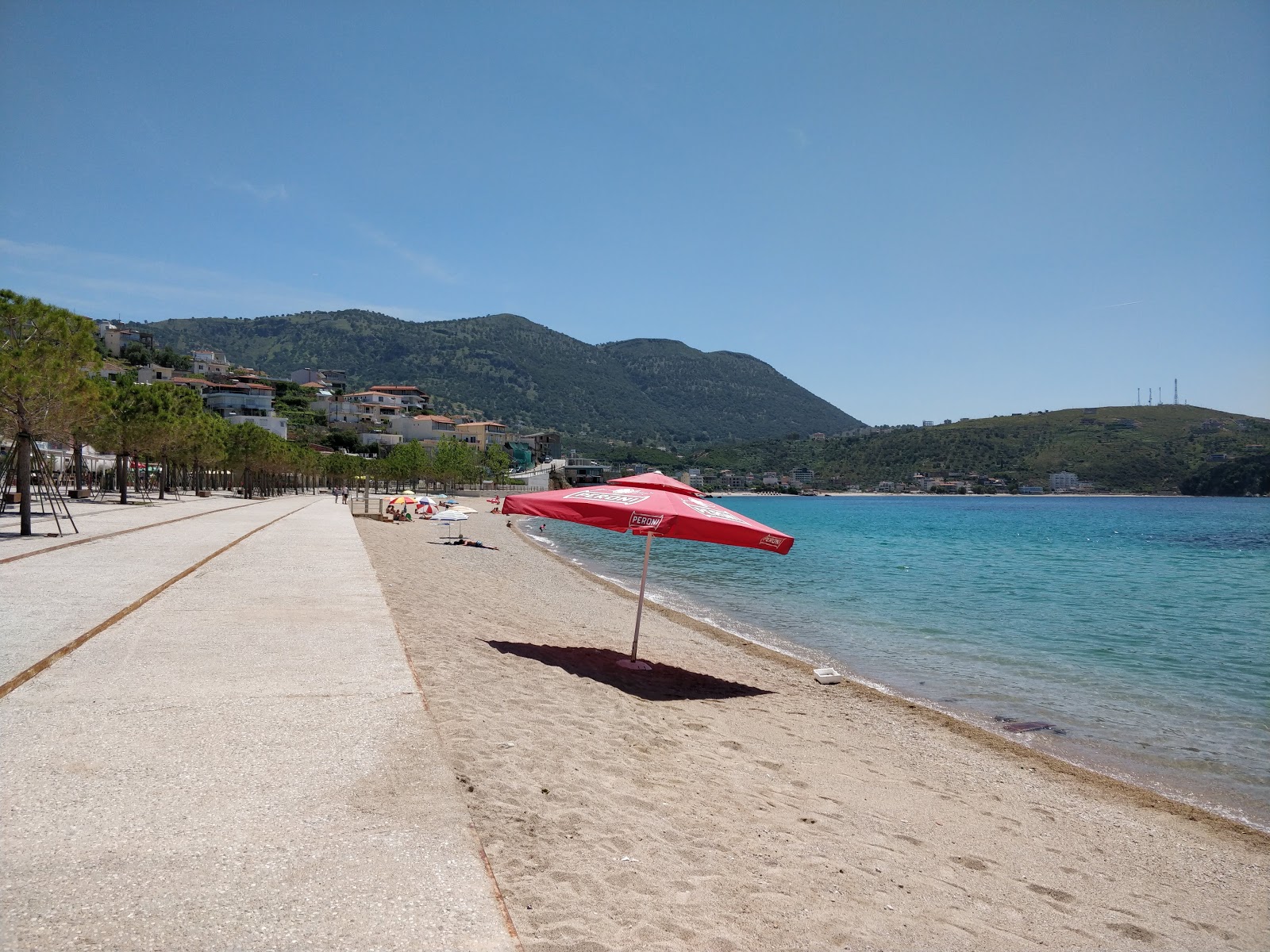 Photo de Himara Beach protégé par des falaises