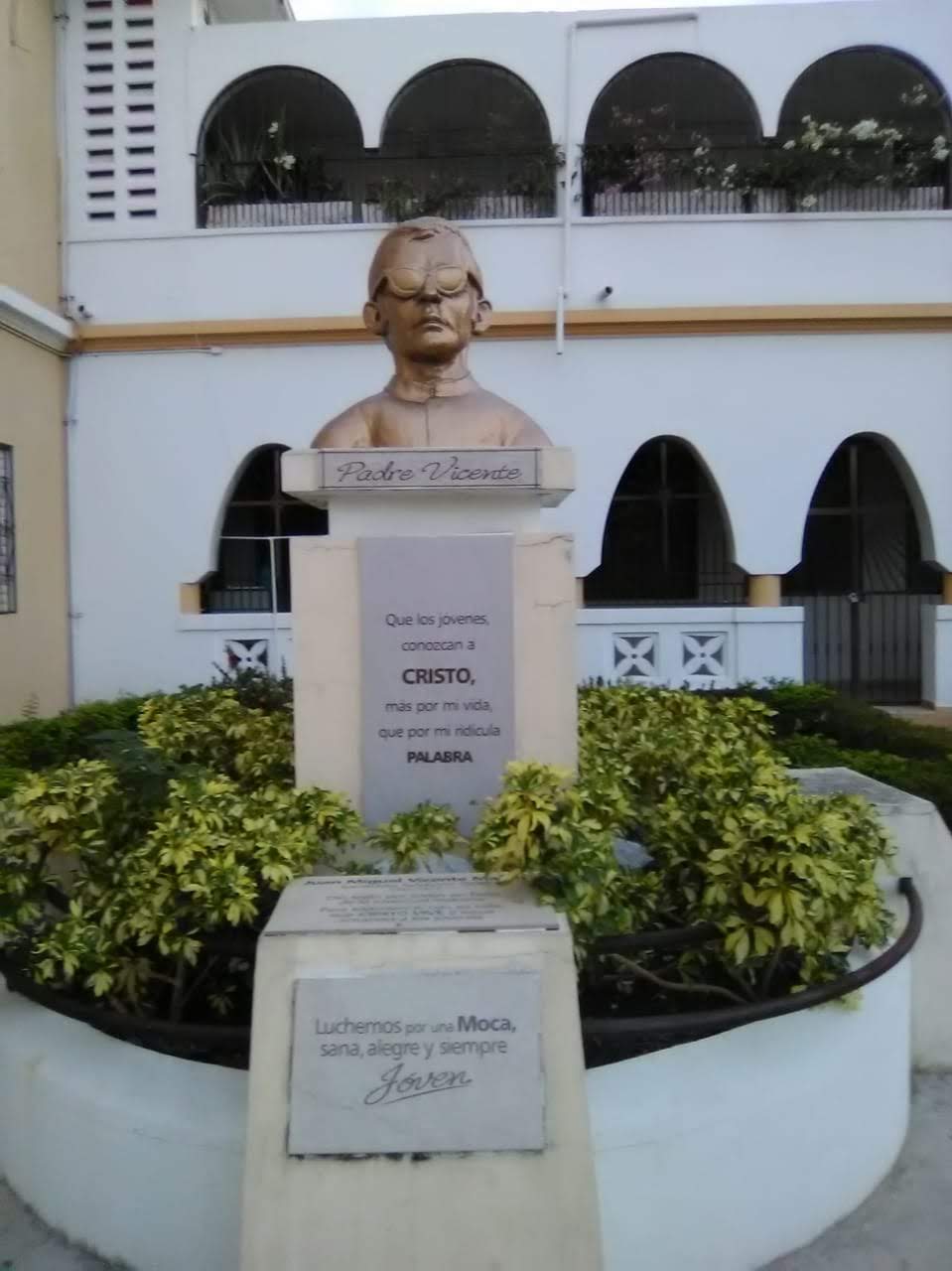 Busto de Rvdo. Antonio Flores