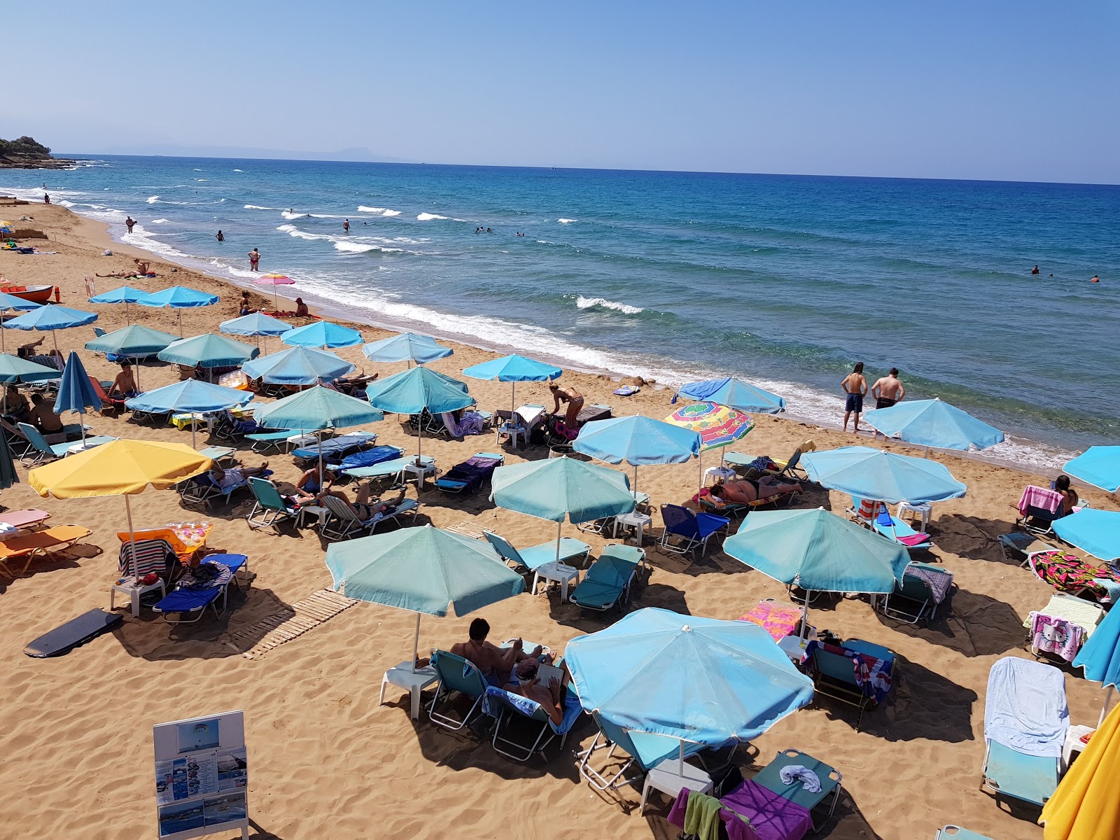 Fotografija Sfakaki beach z rjavi pesek površino