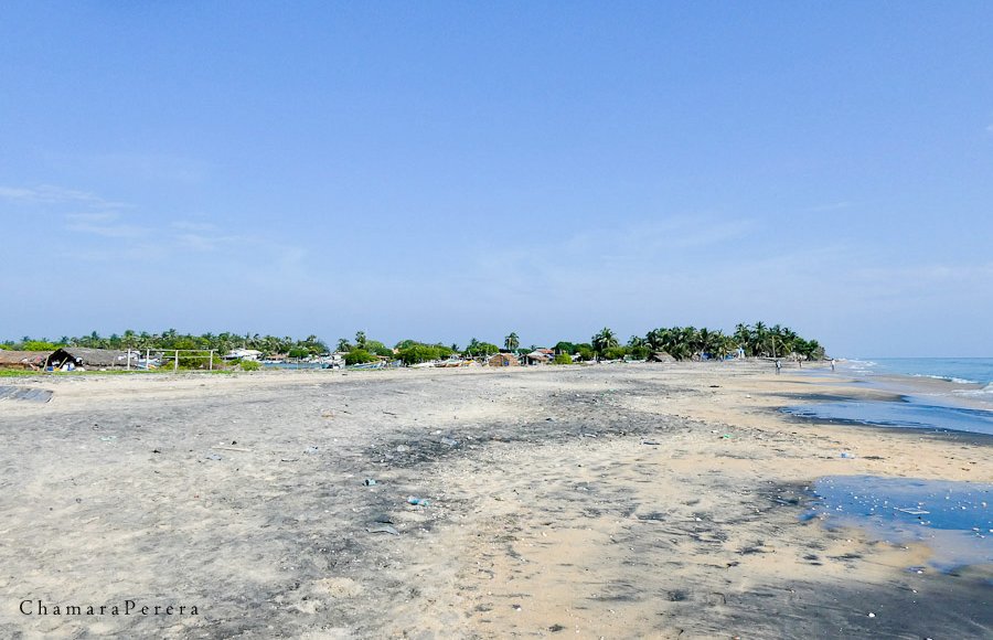 Foto van Black Sand Beach met blauw water oppervlakte