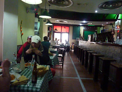 Restaurante Prado y Neptuno - 4JQR+85Q, La Habana, Cuba
