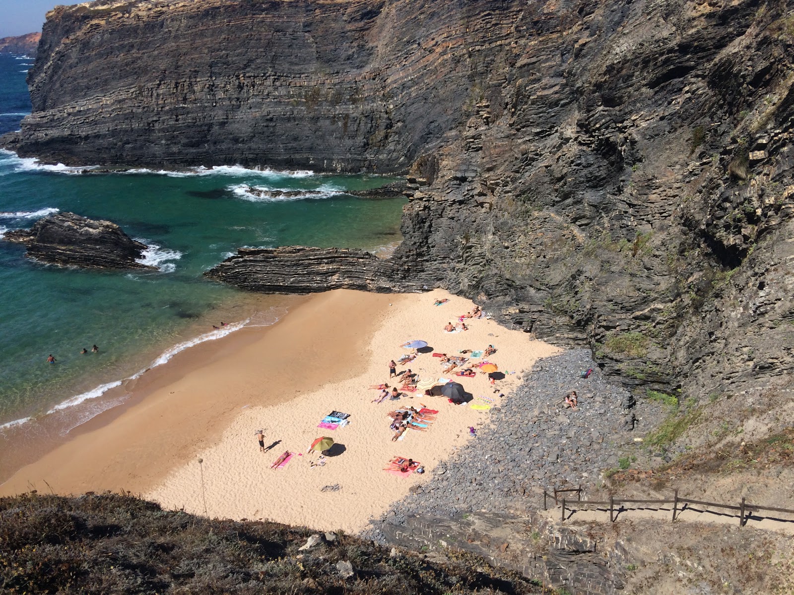 Foto av Cavaleiro Beach och dess vackra landskap