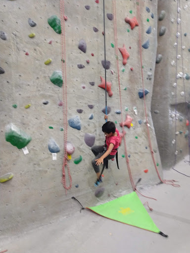 Rock Climbing Gym «Hangar 18 Indoor Climbing Gym - South Bay», reviews and photos, 4926 W Rosecrans Ave, Hawthorne, CA 90250, USA