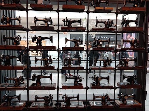 Shopping Mall «Fashion Outlets of Chicago», reviews and photos, 5220 Fashion Outlets Way, Rosemont, IL 60018, USA