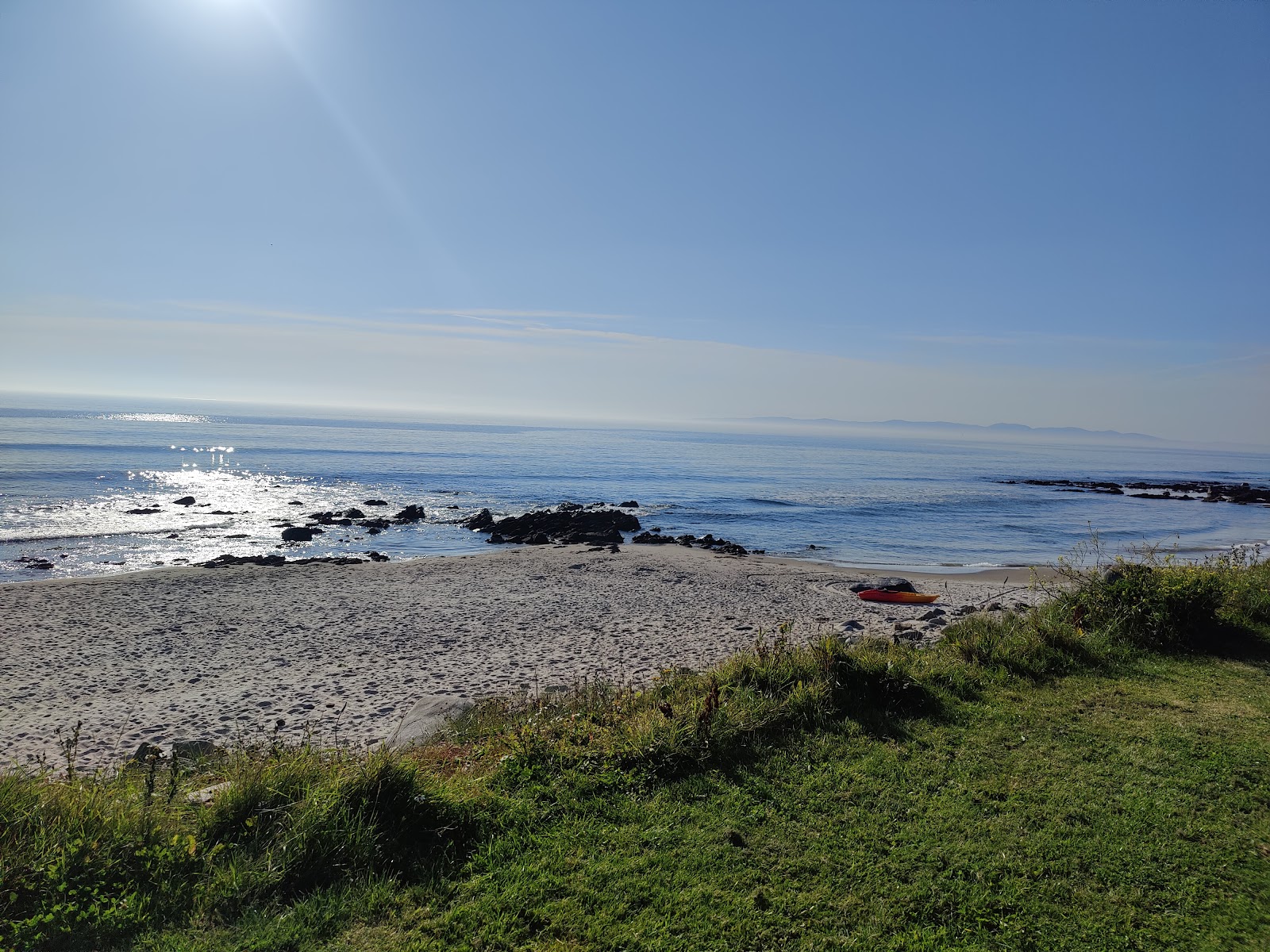 Foto de Killegruer Beach com linha costeira longa e reta