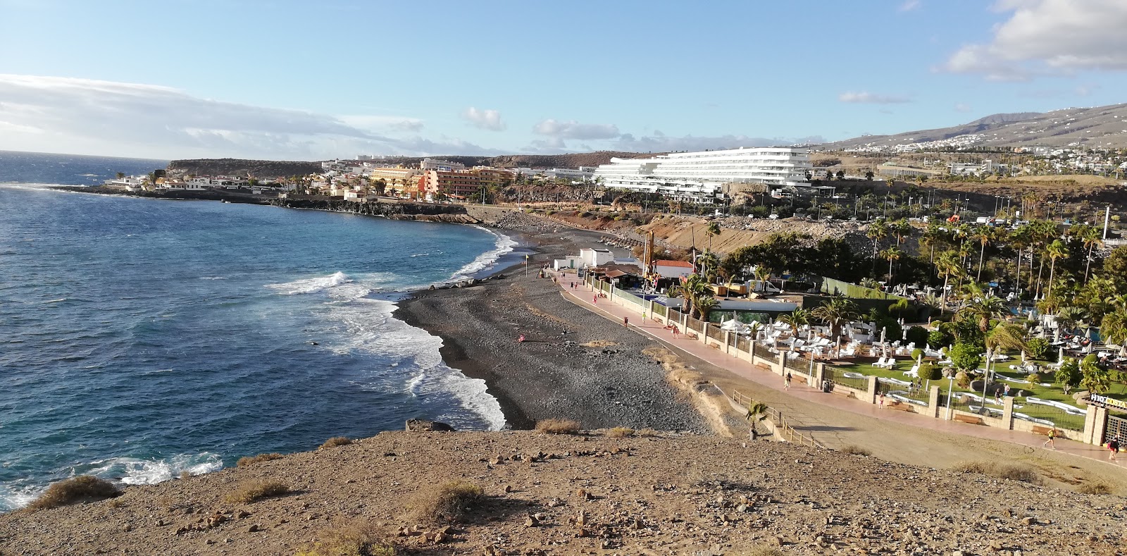 Foto av Playa del Veril med harmaa hiekka ja kivi yta