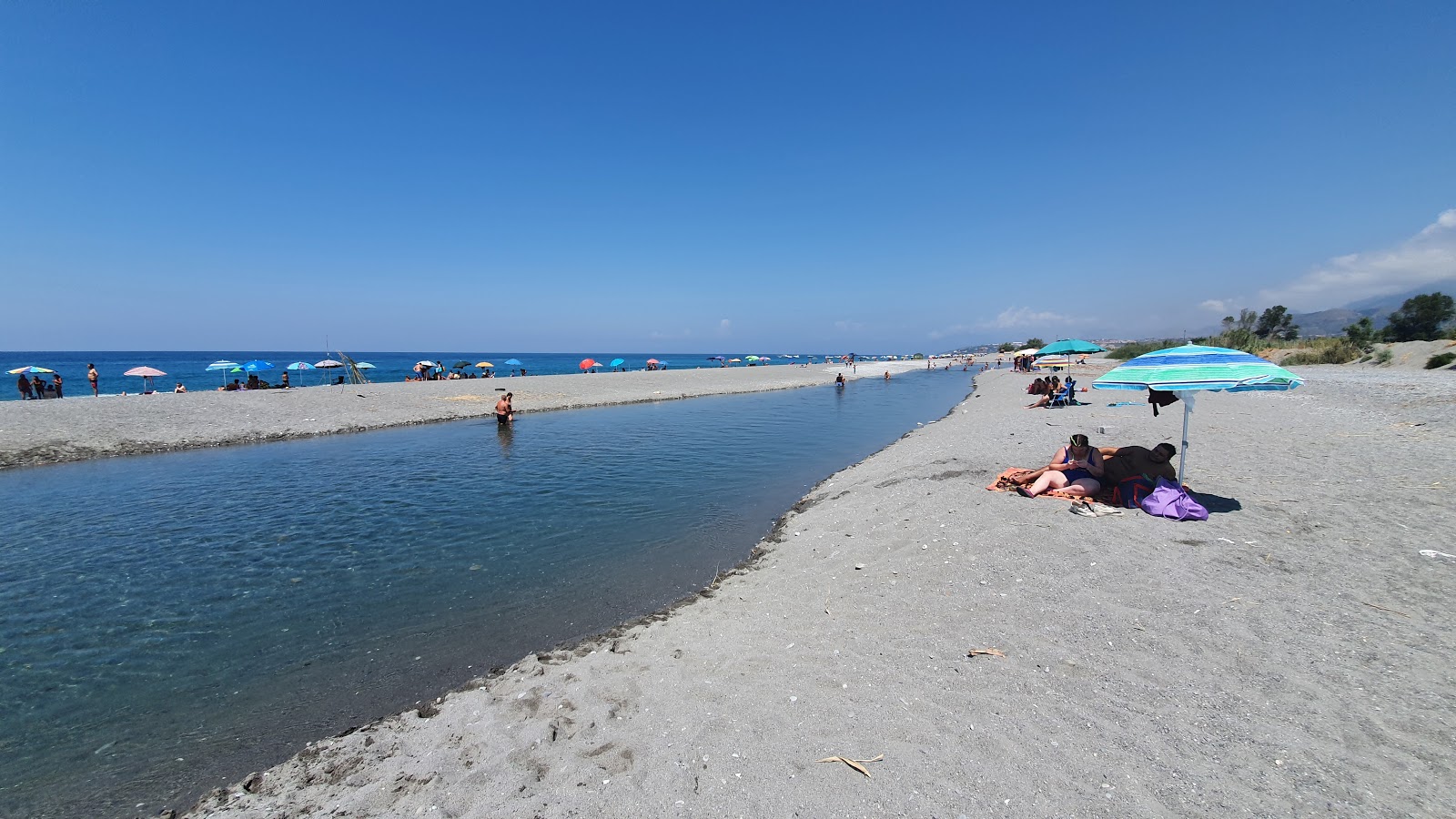 Zdjęcie Spiaggia fiume Lao z powierzchnią szary piasek i kamyczki