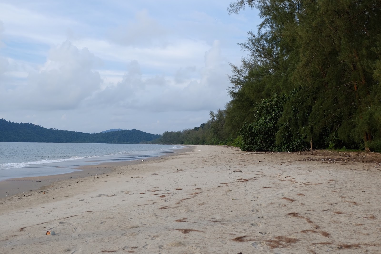 Foto von Ko Tkhung Nang Dam Beach mit beiger sand Oberfläche