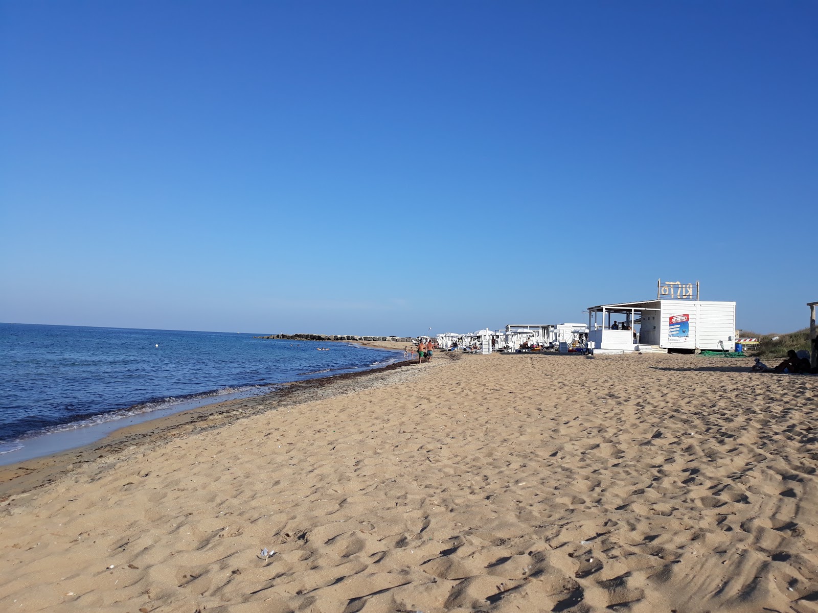 Fotografie cu Istmo beach cu o suprafață de apă pură albastră