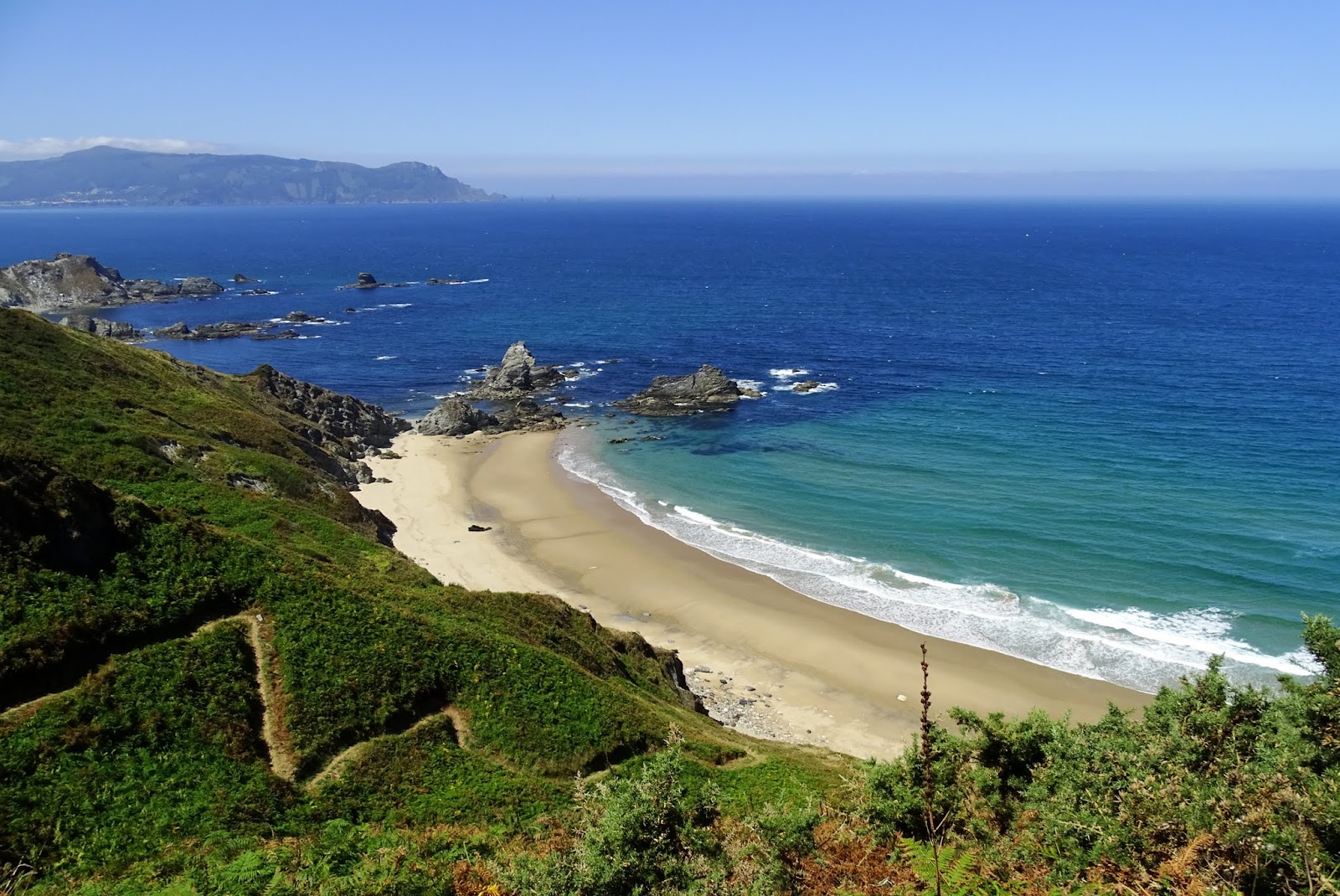 Photo de Praia Fabrega avec moyenne baie