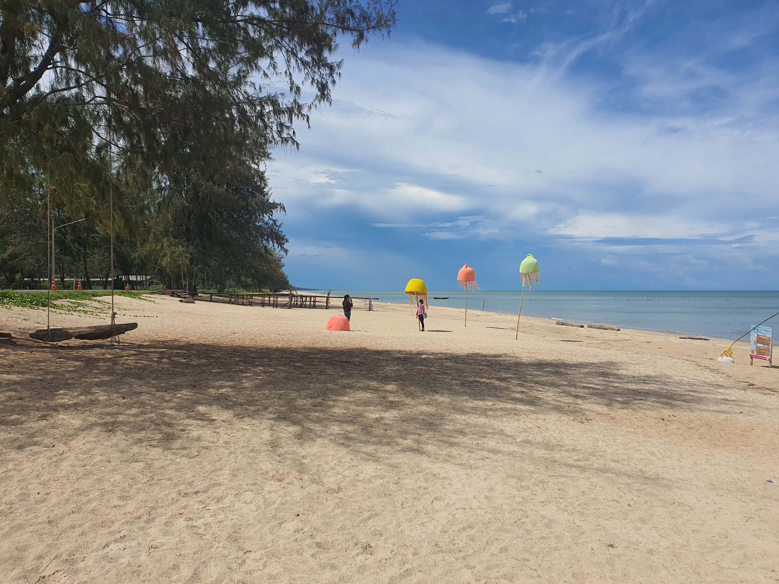 Foto von Muang Ngam Beach mit beiger sand Oberfläche
