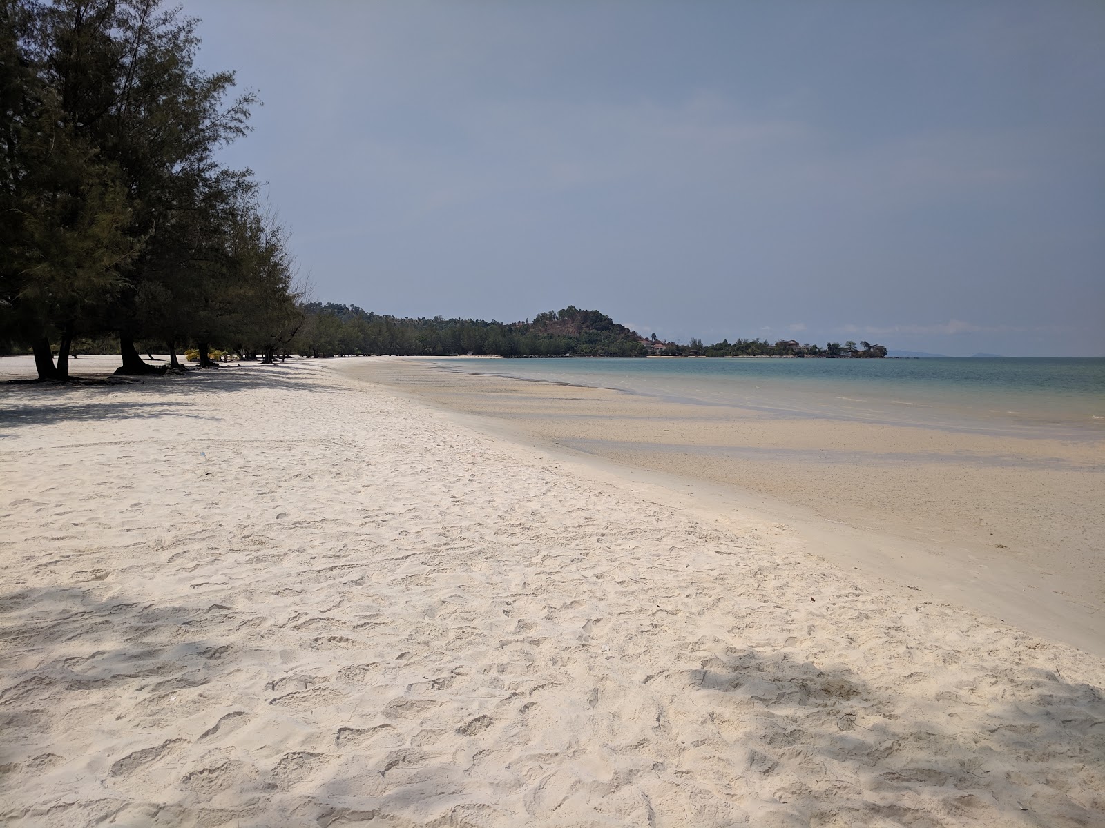 Φωτογραφία του Prek Treng Beach με μακρά ευθεία ακτή