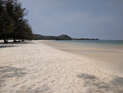 Φωτογραφία του Prek Treng Beach με μακρά ευθεία ακτή