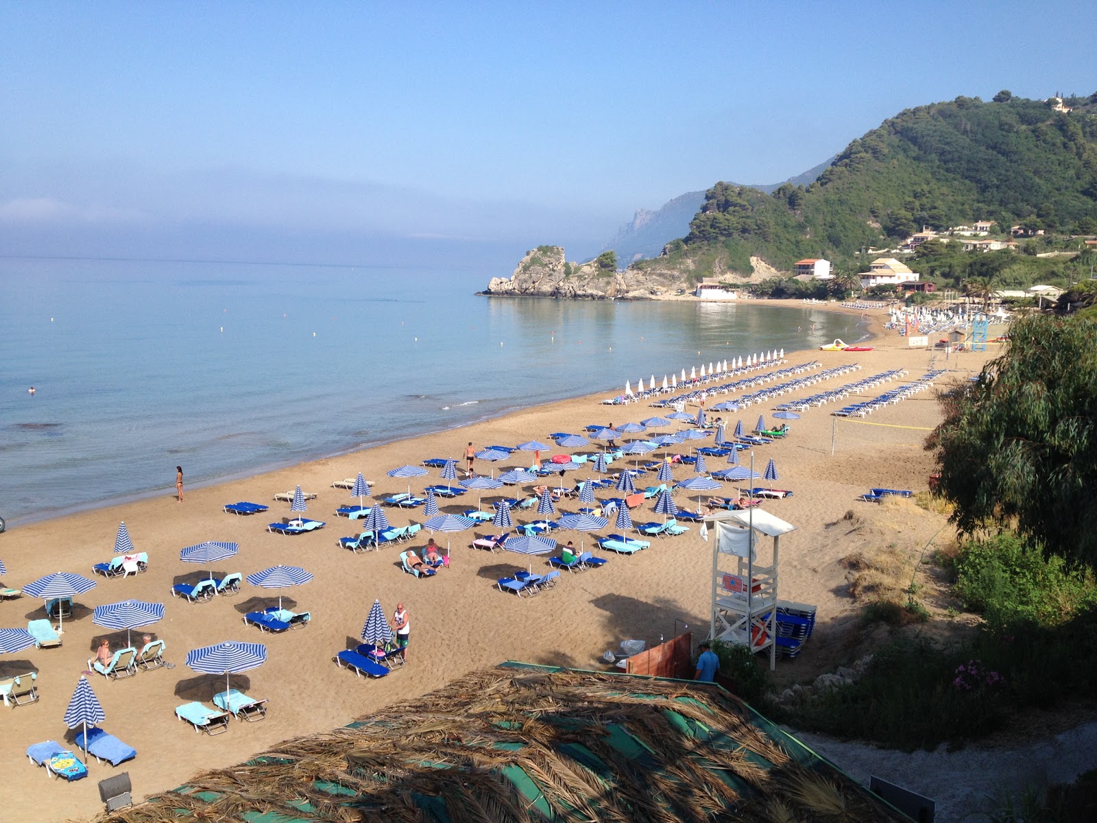 Foto van Kontogialos Strand met turquoise puur water oppervlakte