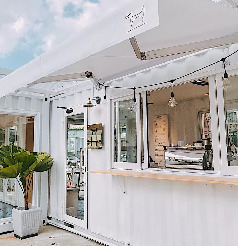 來福咖啡 Life Cafe/高架橋下網球場對面的停車場內中間白色貨櫃屋 的照片