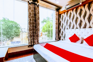 Hotel Honey International || Best Hotel In Siwan image