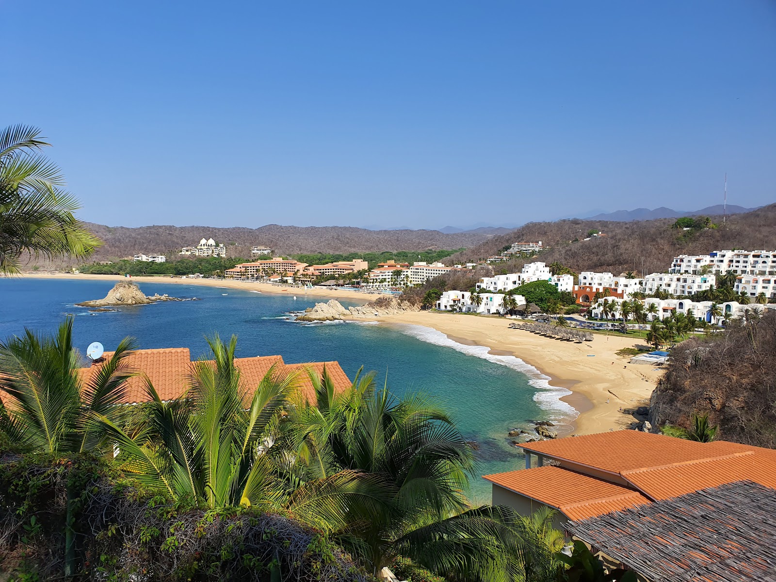 Photo of Tangolunda beach II backed by cliffs