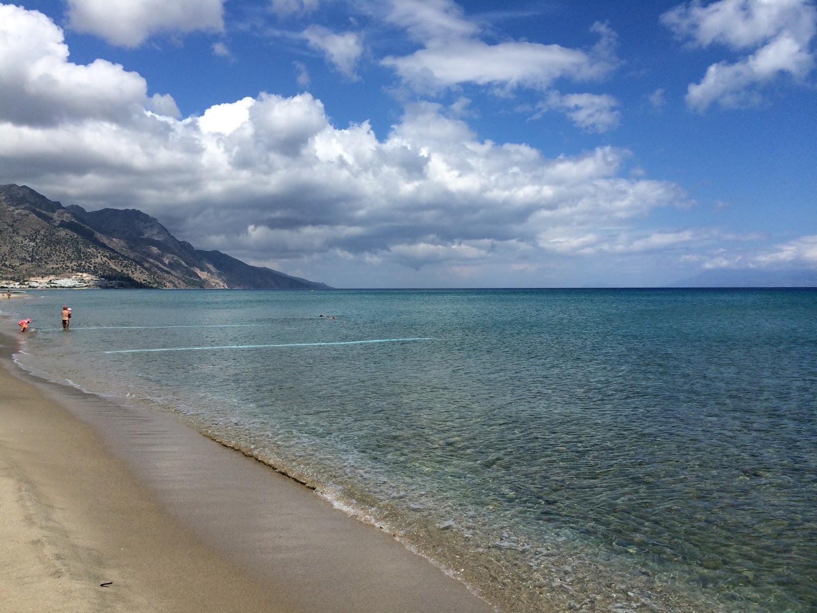 Foto di Banana Beach con una superficie del sabbia beige e ciottoli