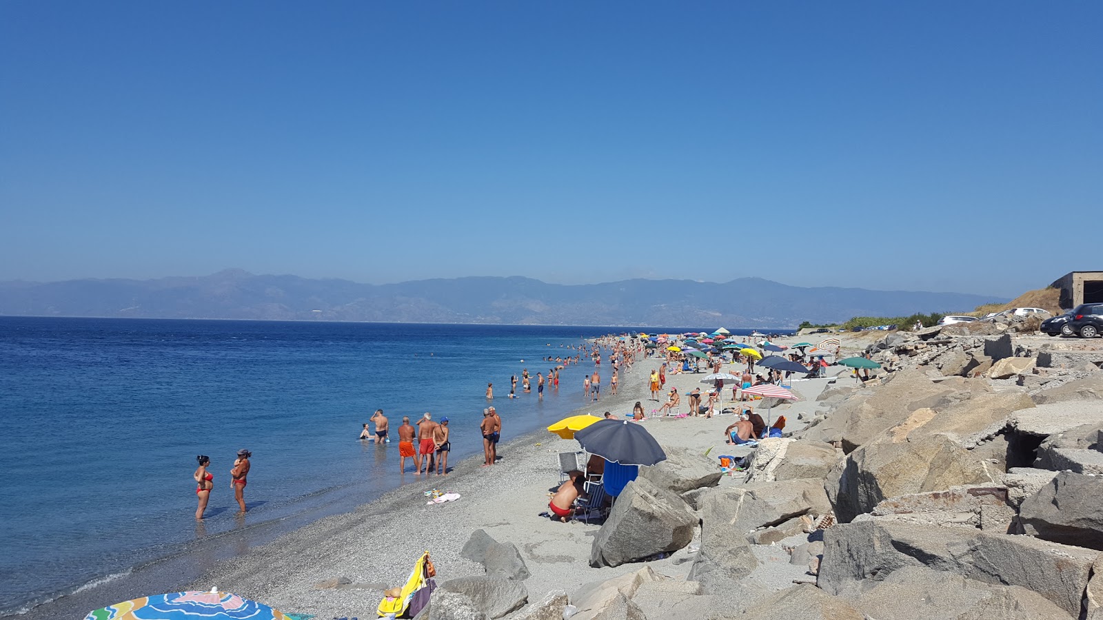 Foto von Spiaggia La Sorgente mit grauer sand Oberfläche