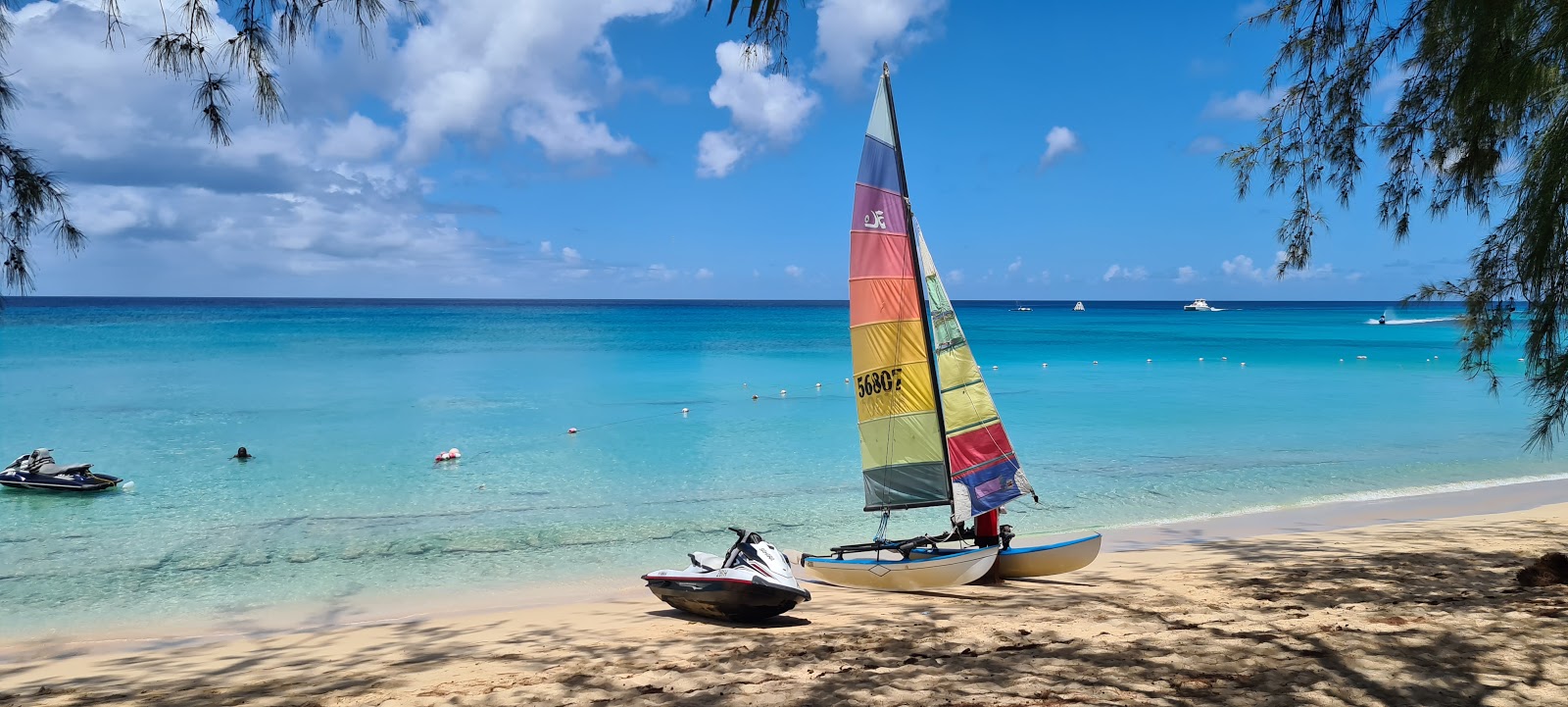 Foto di Mullins beach con una superficie del sabbia beige fine