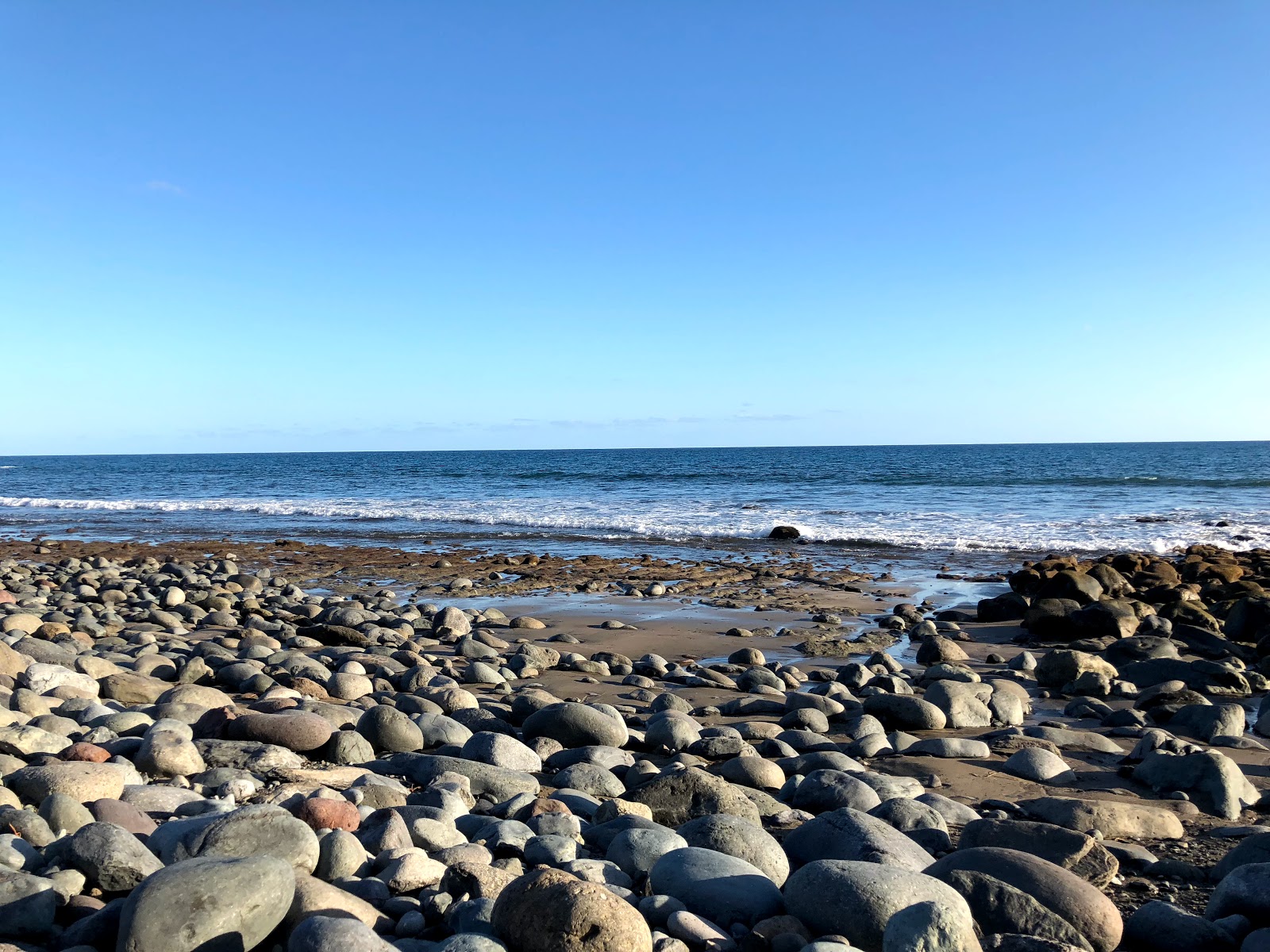Valokuva Llanillo Santa Aguedaista. pinnalla harmaa hiekka ja kivet:n kanssa
