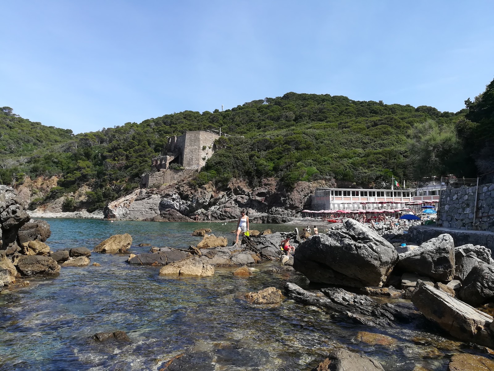 Φωτογραφία του Bagni Lido del Rogiolo περιτριγυρισμένο από βουνά