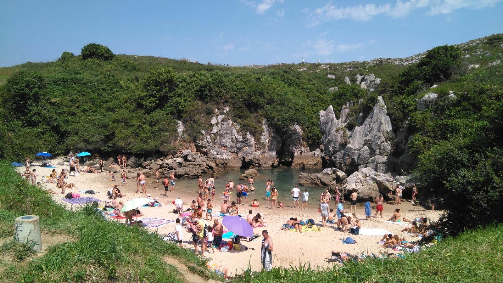 Foto de Playa Gulpiyuri com areia bege superfície
