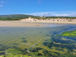 Foto di Barley Cove Beach circondato da montagne