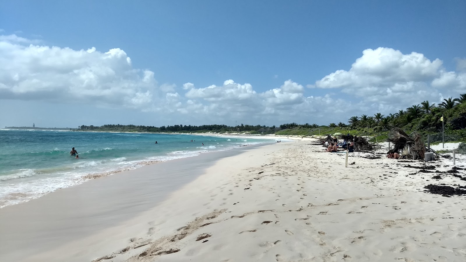 Foto di Playa Chemuyil con una superficie del sabbia luminosa