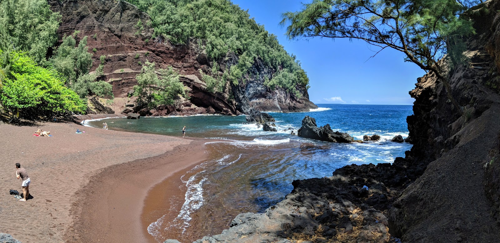 Foto von Kaihalulu Strand mit feiner brauner kies Oberfläche