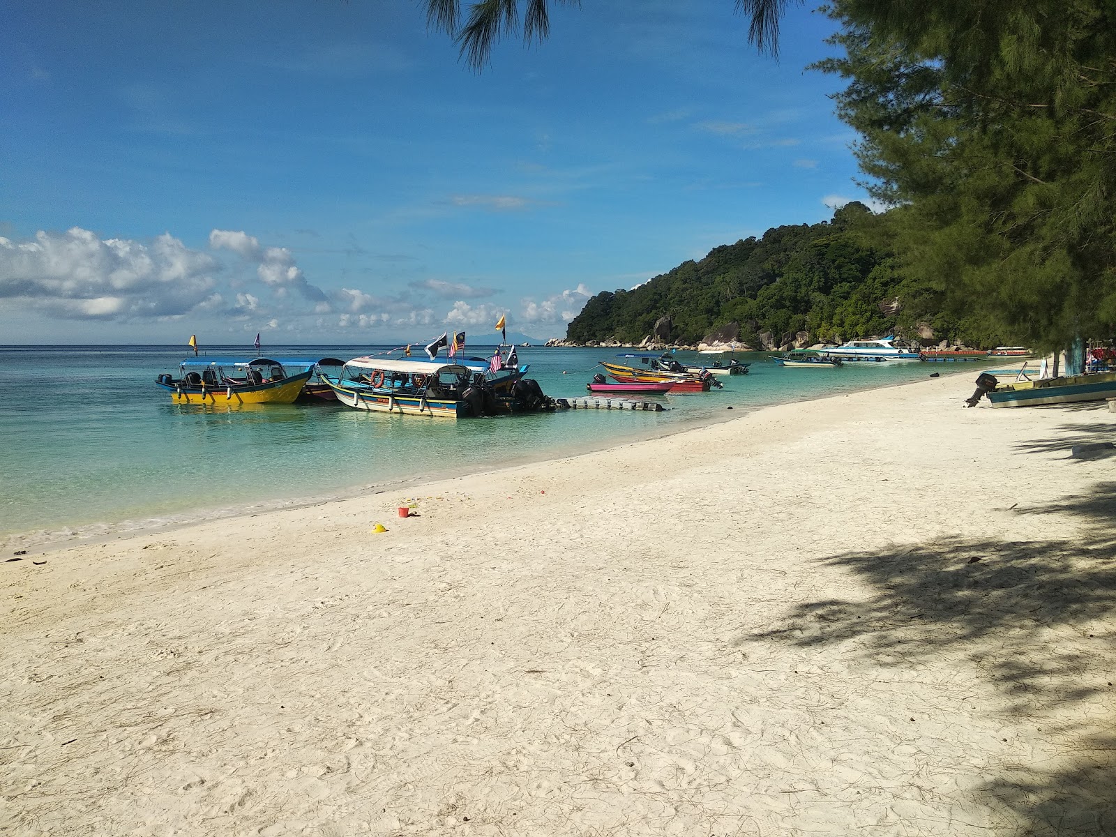Foto di Perhentian Cabana con una superficie del sabbia beige