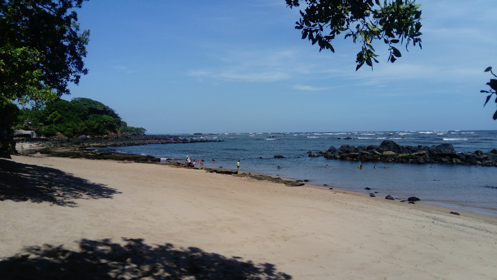 Foto von Cobanos beach III umgeben von Bergen
