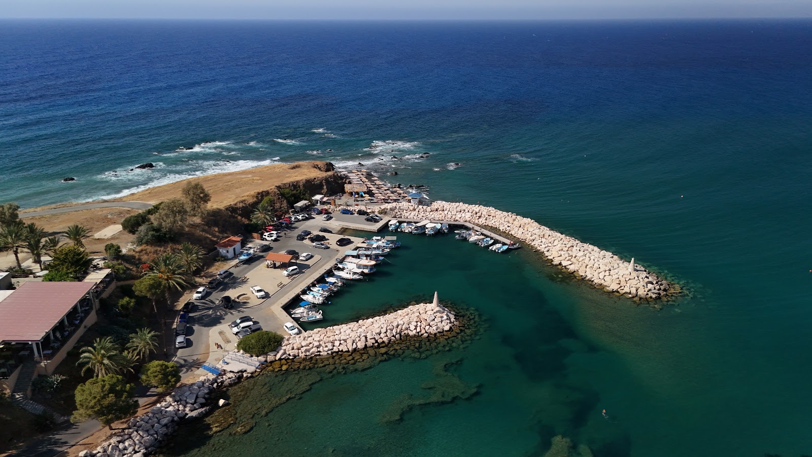 Pomos Beach'in fotoğrafı düz bir kıyı şeridi ile birlikte