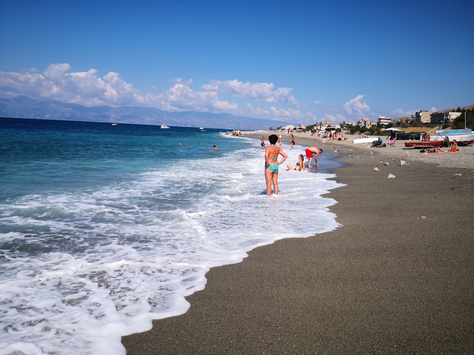 Foto von Spiaggia di Via Plutino mit grauer sand Oberfläche