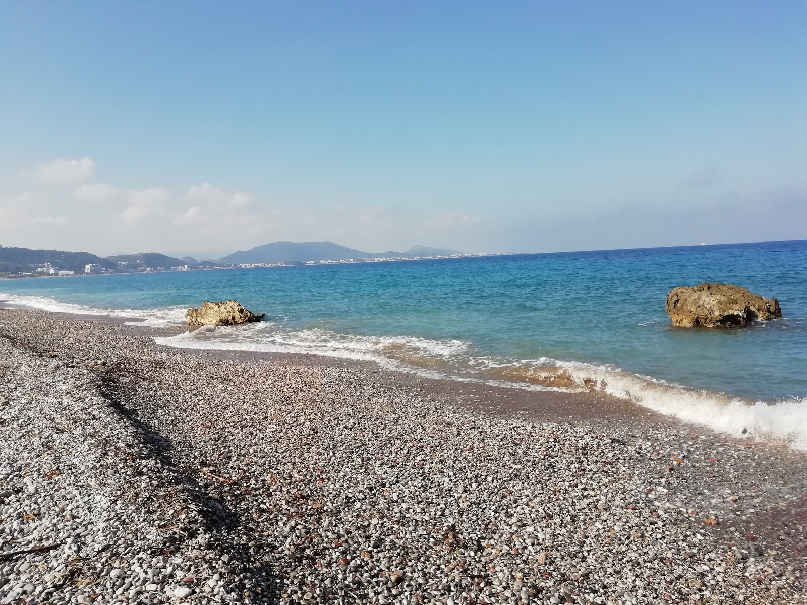 Foto di Kato Petres Beach con una superficie del piccoli ciottoli beige