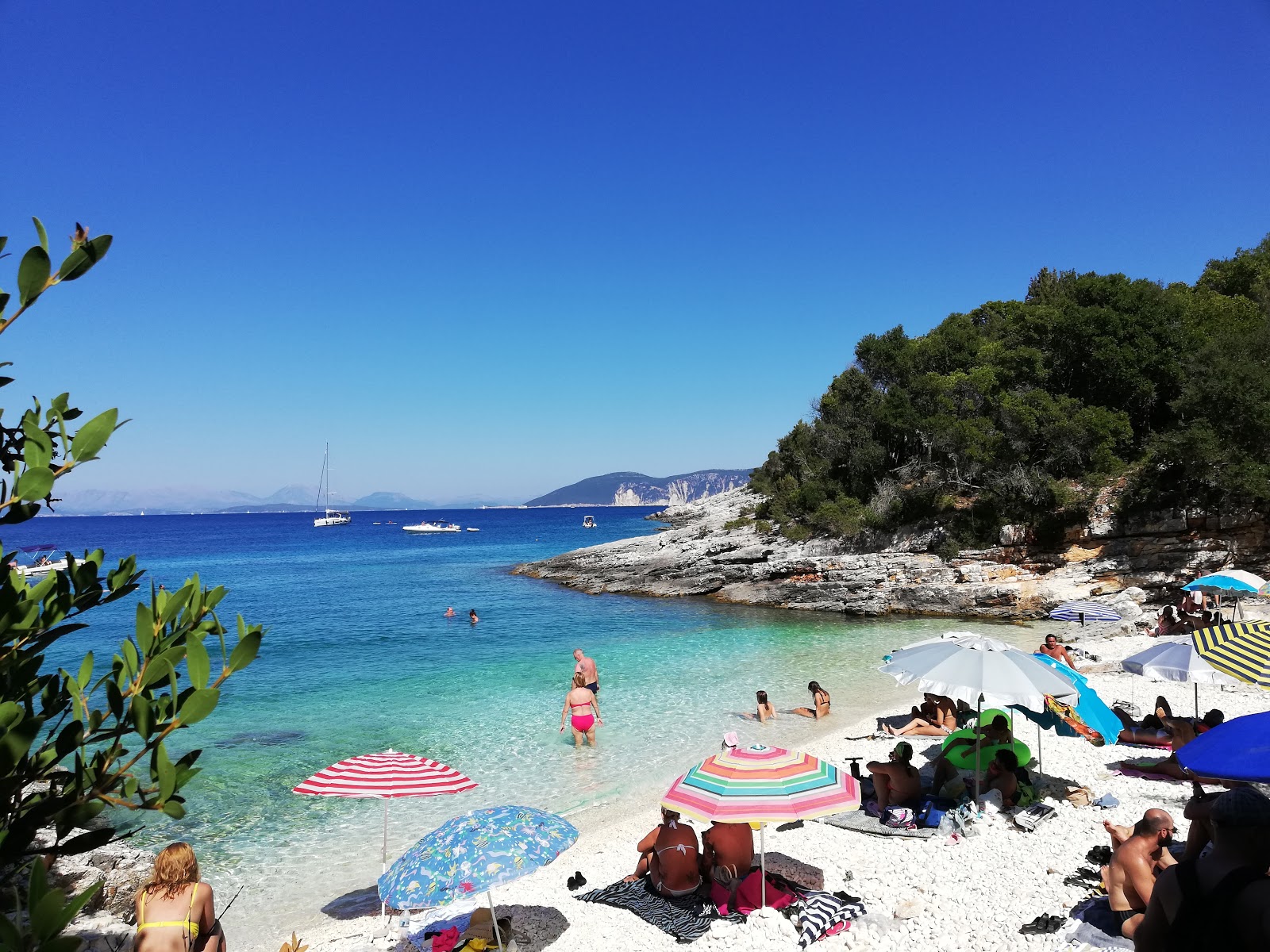 Kimilia beach'in fotoğrafı çok temiz temizlik seviyesi ile