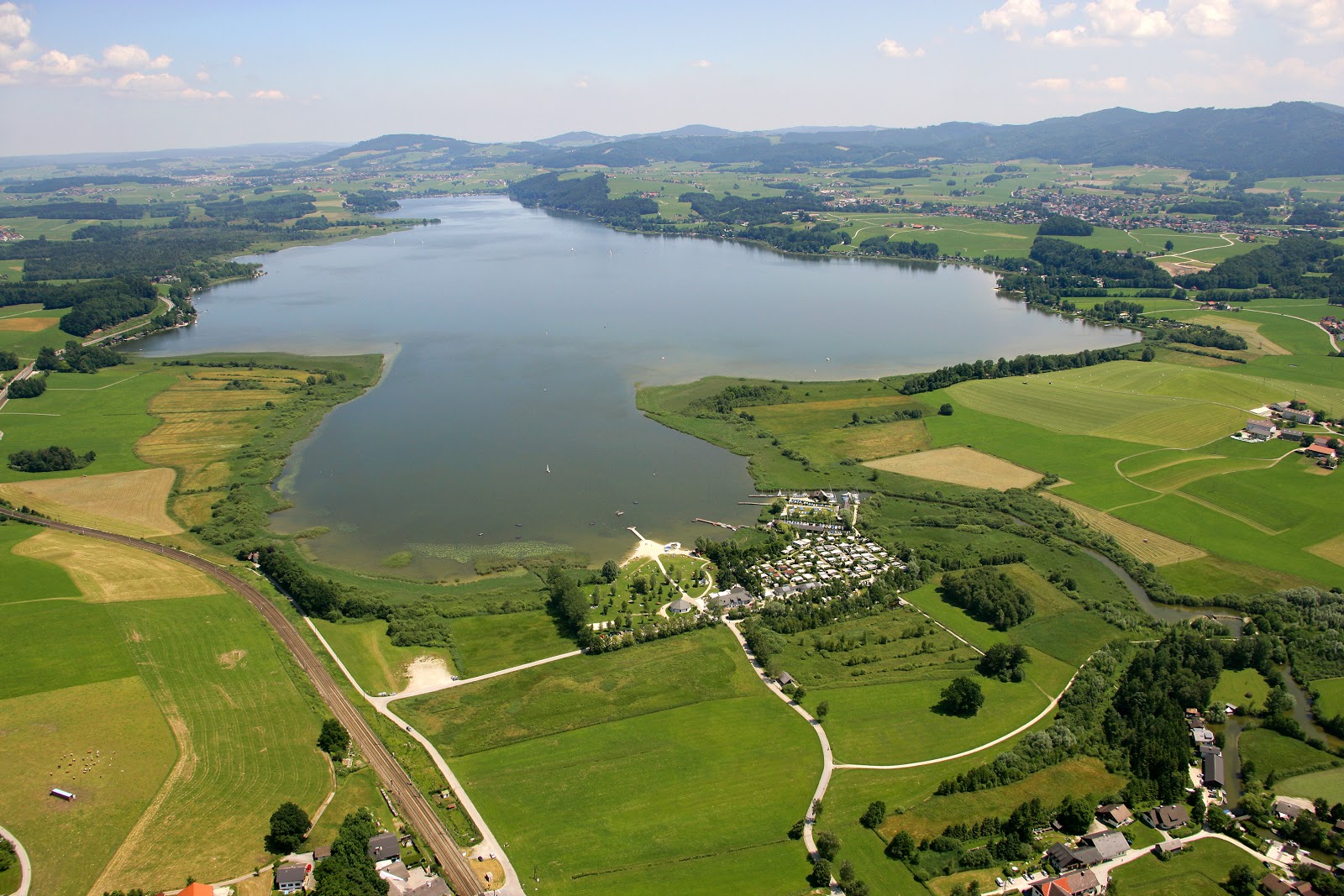 Fotografie cu Strandbad Seekirchen cu o suprafață de apa pură turcoaz