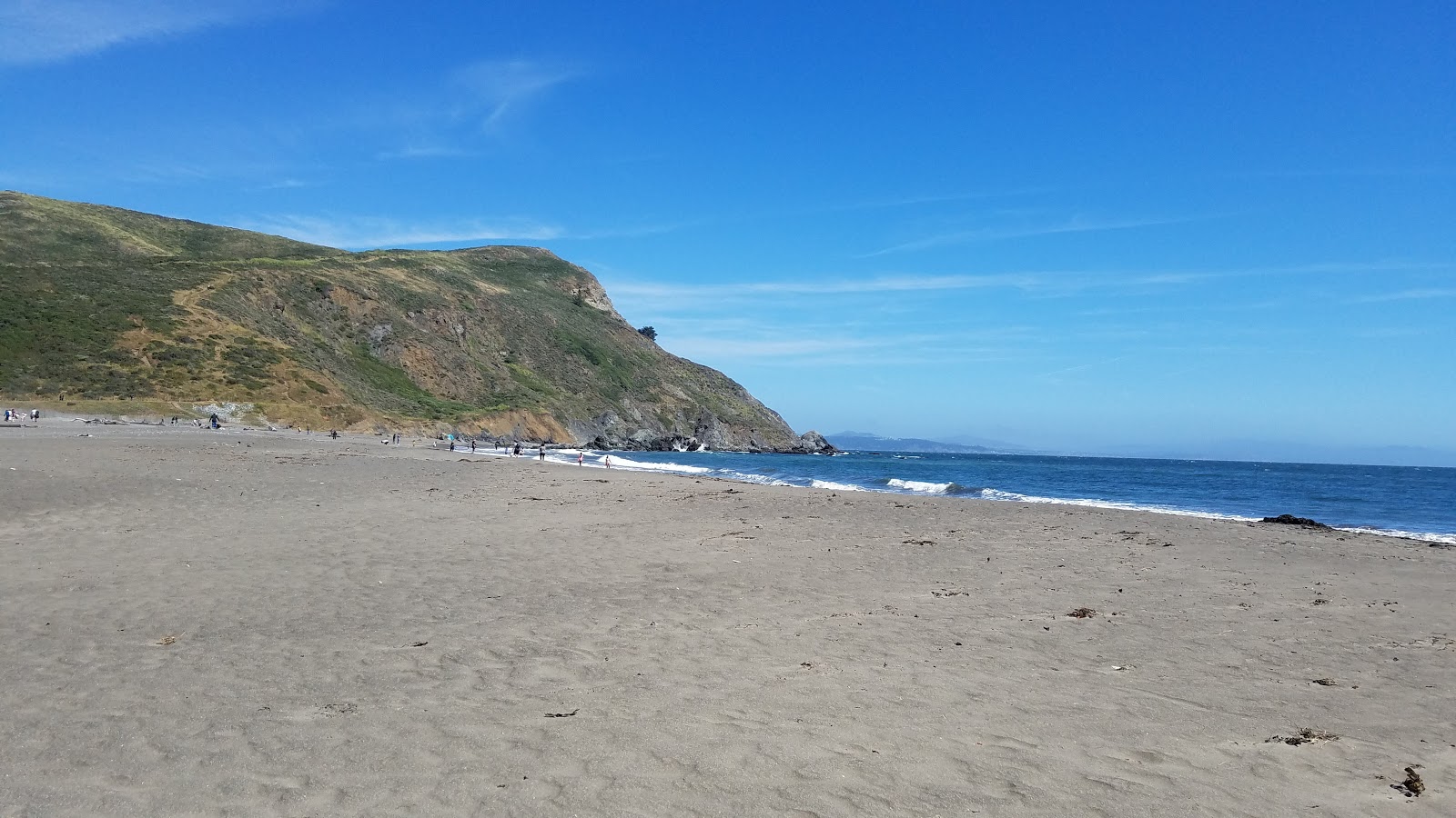 Muir Beach的照片 带有碧绿色水表面