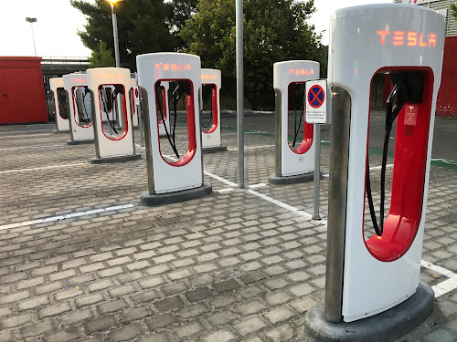 Borne de recharge de véhicules électriques Tesla Supercharger Marseille