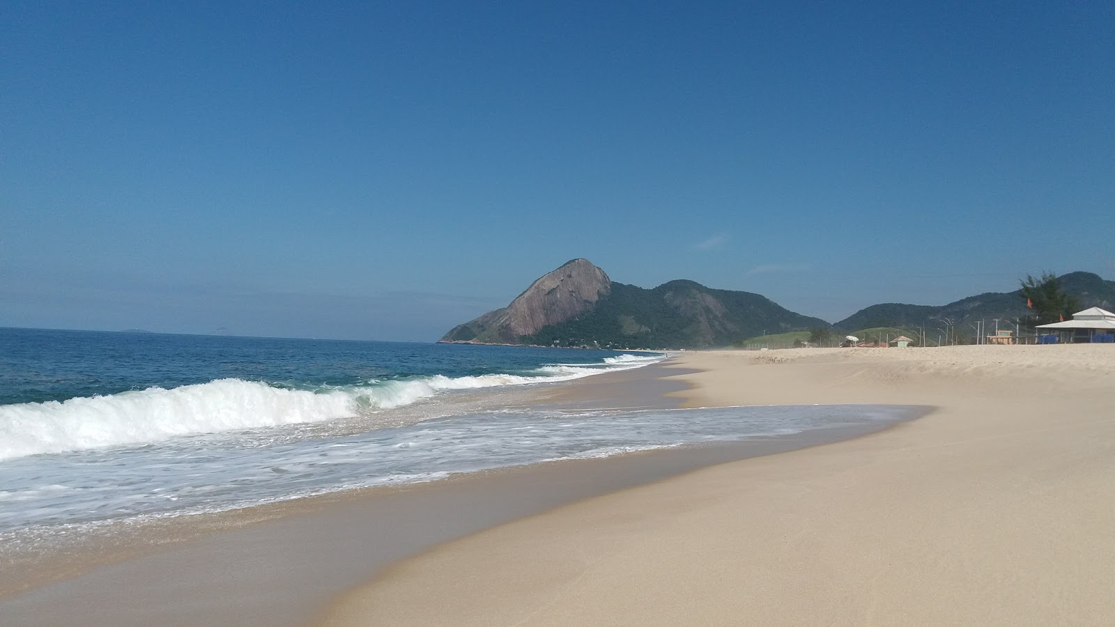 Photo de Praia de Itaipuacu avec sable fin et lumineux de surface