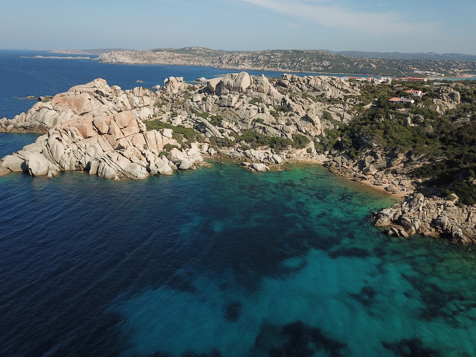 Spiaggia di Cala Spinosa'in fotoğrafı dağlarla çevrili