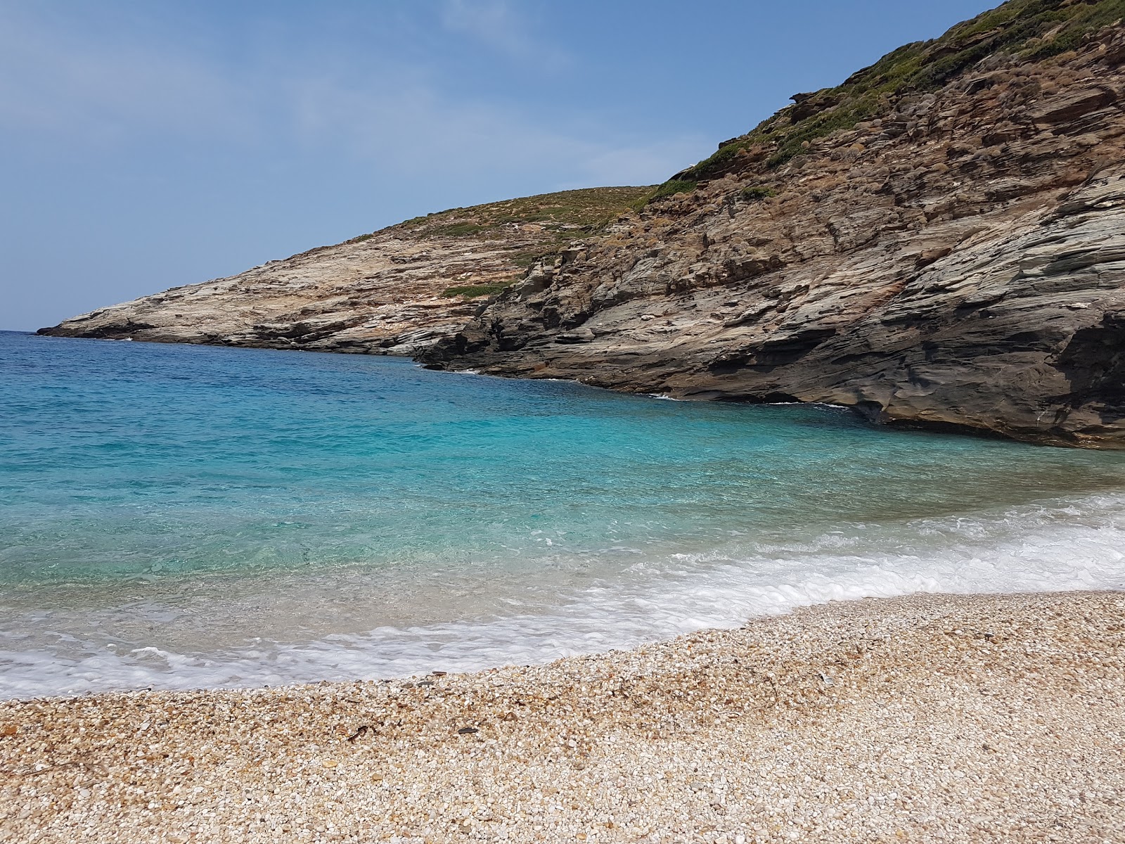 Foto de Paralia Lefka rodeado de montañas