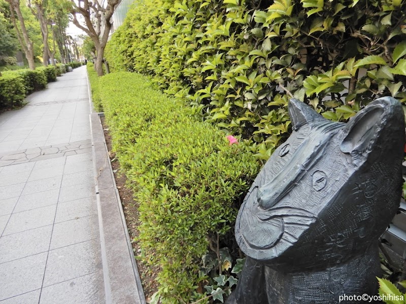 夏目漱石「笑う猫」モチーフ像