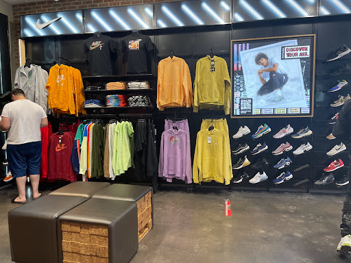 Shoe Store «Foot Locker», reviews and photos, 990 Gulfgate Center Mall, Houston, TX 77087, USA