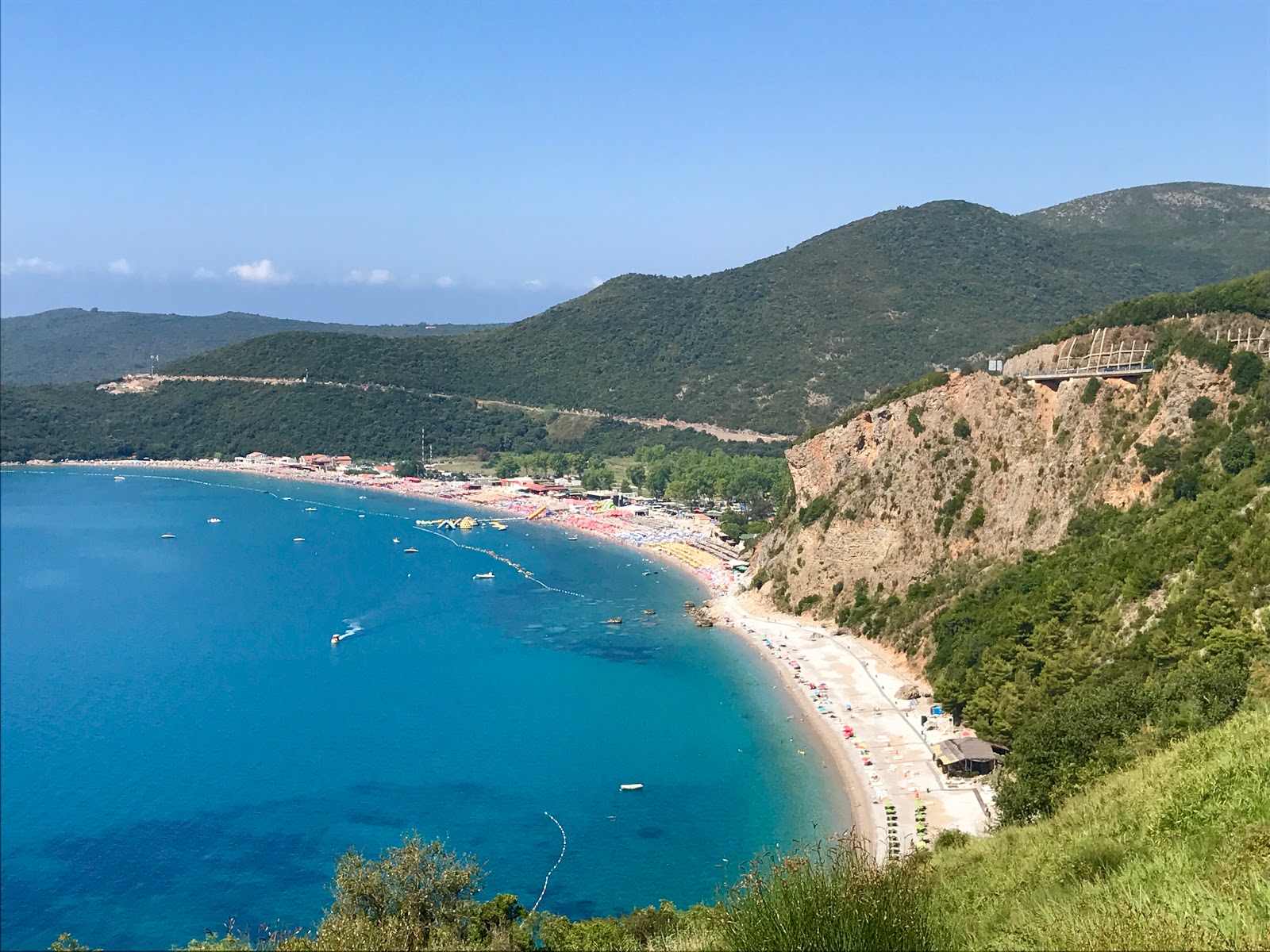 Foto von Plazha Jaz mit türkisfarbenes wasser Oberfläche