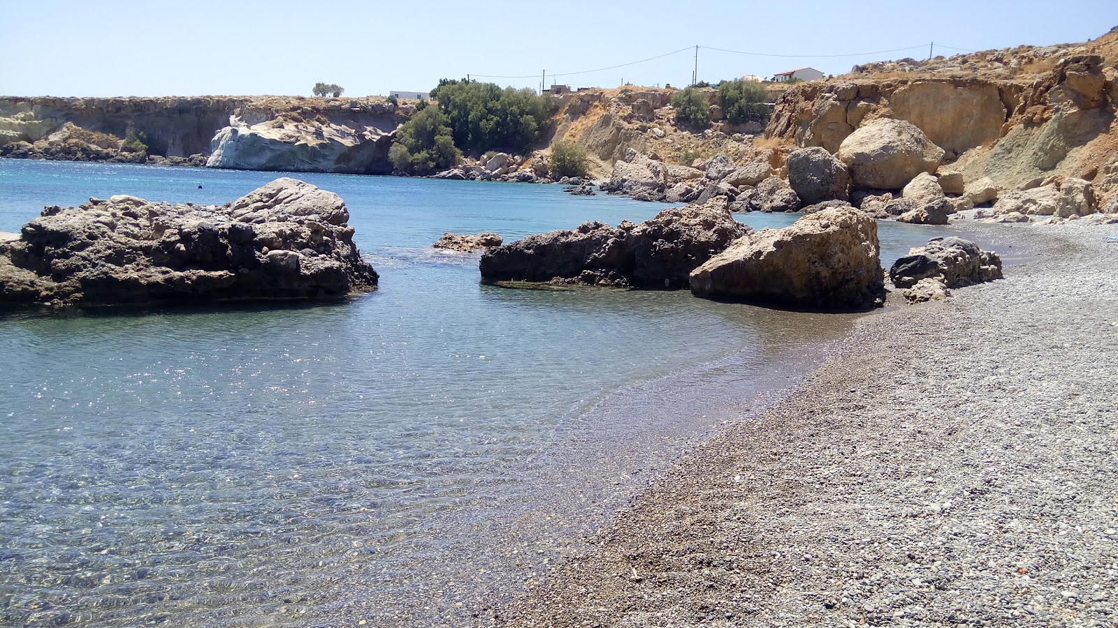 Anaskelou beach'in fotoğrafı dağlarla çevrili