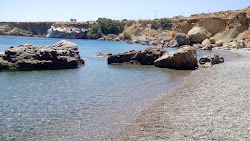 Anaskelou beach'in fotoğrafı dağlarla çevrili