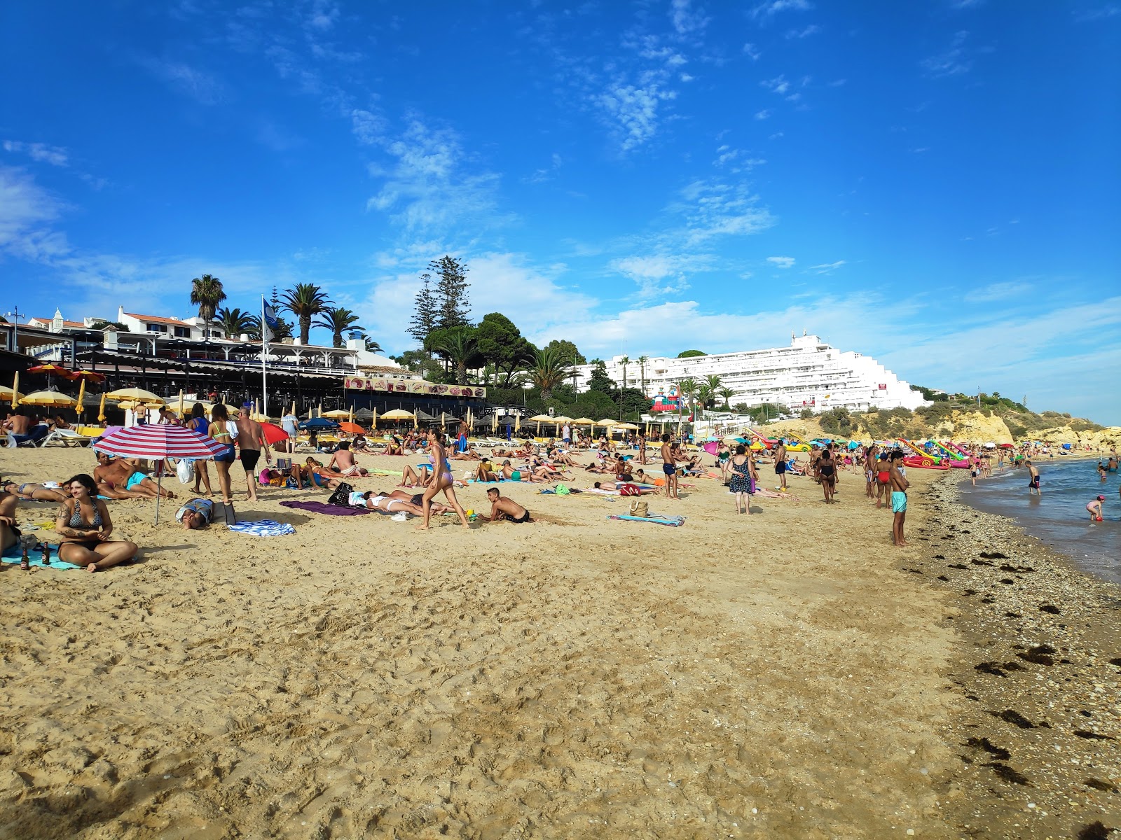 Praia da Oura'in fotoğrafı - rahatlamayı sevenler arasında popüler bir yer